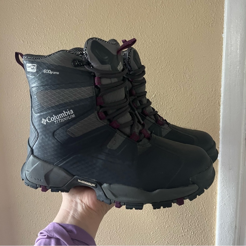 Columbia Canuk Titanium Omni-heat Outdry Black/Dark Raspberry Size W 7